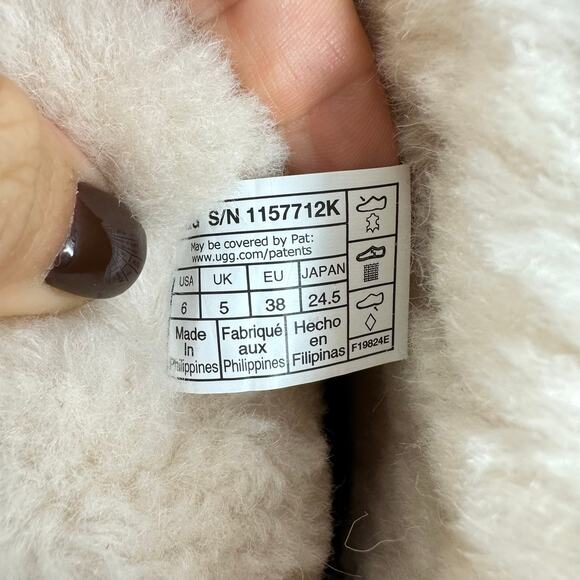 UGG Classic Short II Big Kids Winter Boots Stars Chestnut Water Resistant US 6 - Picture 8 of 10